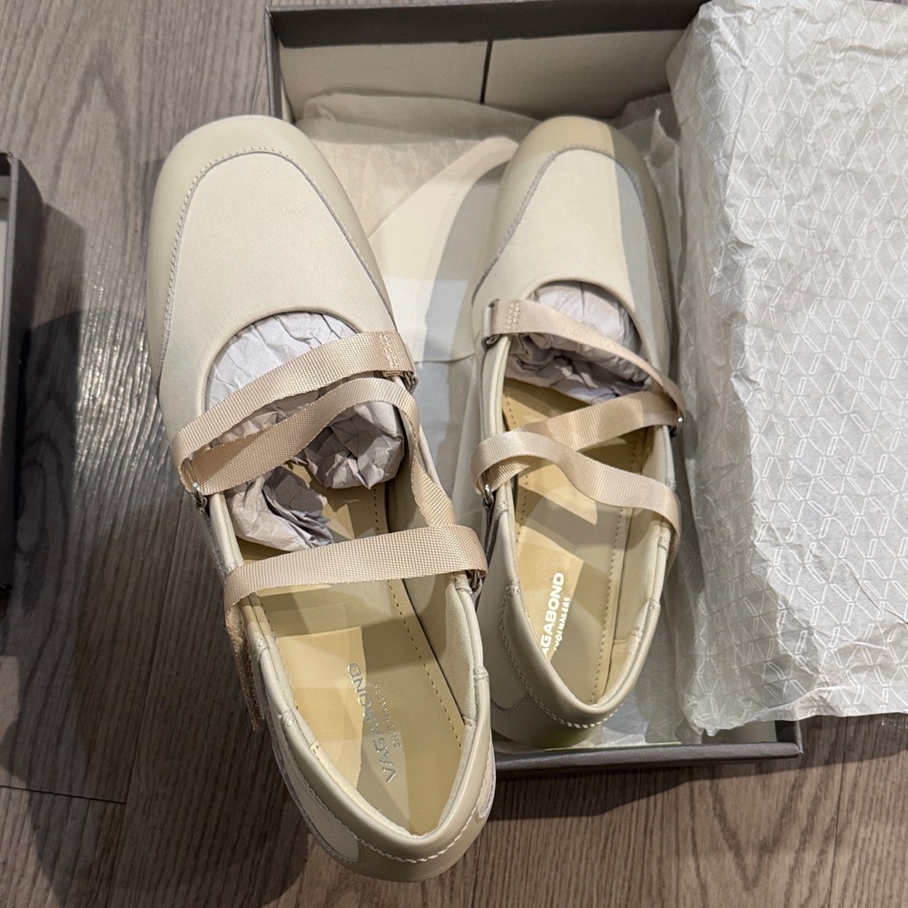 Vagabond Cream Flats with Straps